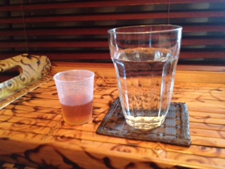 写真⑥→酵素ドリンクと水の写真